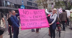 Nem kérünk a megszállásból! Nem kérünk a háborúkból! Ki a NATO-ból! Nem kérünk a megszállásból! Nem kérünk a háborúkból! Ki a NATO-ból!